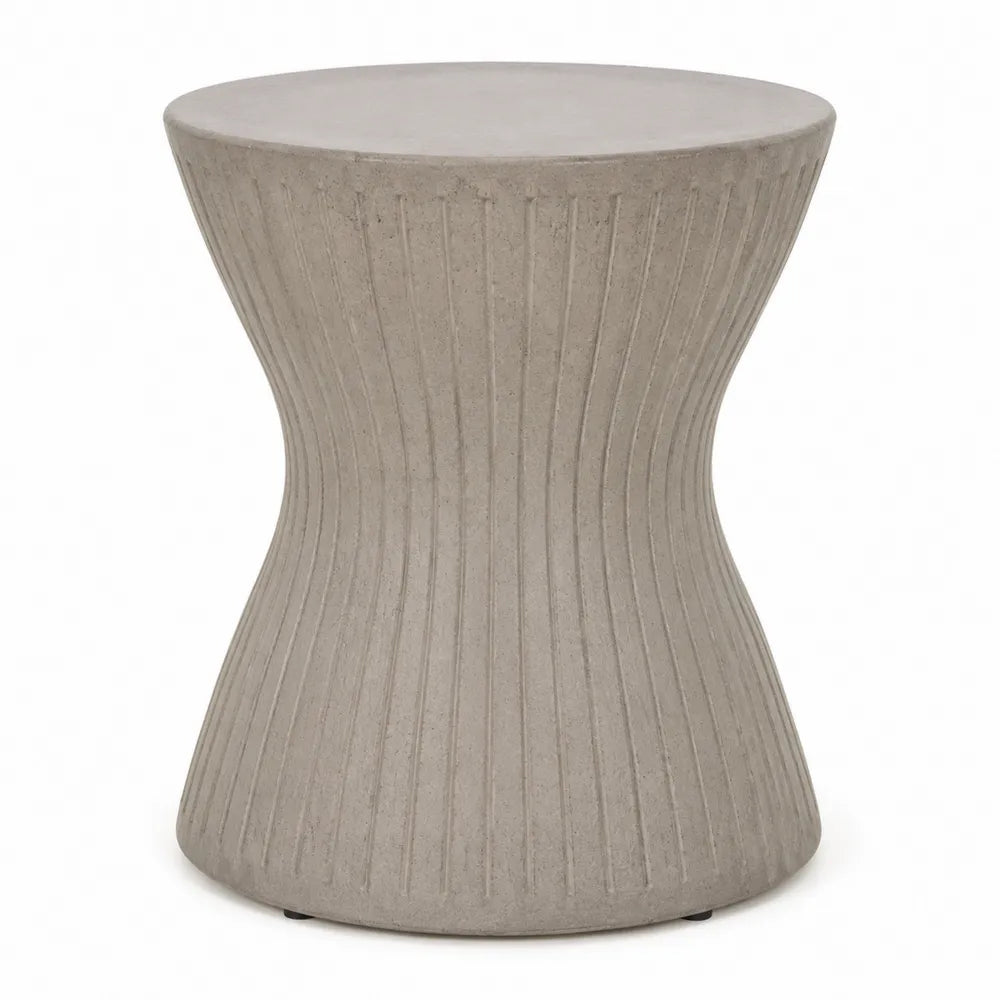 Table d’appoint extérieure ronde en béton fibré gris ciment forme sablier rainurée 45 cm x 45 cm x 50 cm