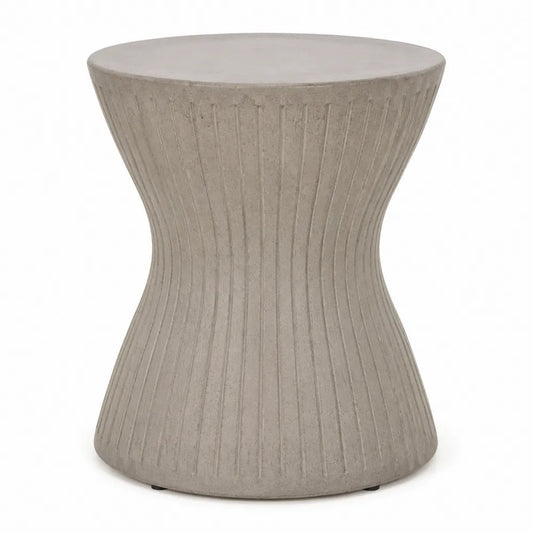 Table d’appoint extérieure ronde en béton fibré gris ciment forme sablier rainurée 45 cm x 45 cm x 50 cm